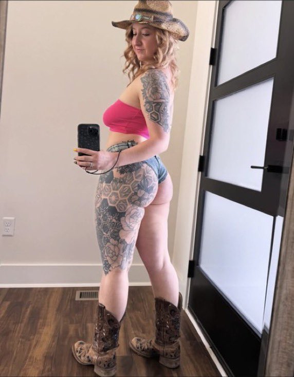 VeronicaVarb's tweet photo. Just flexing my tattoos 😅 no big deal drop a like if  you think I look amazing https://t.co/PeBSfEUWZL