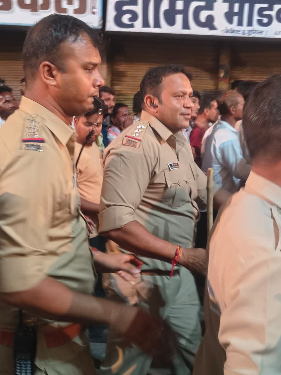 news21national's tweet photo. गणेशोत्सव चल समारोह शांतिपूर्ण संपन्न, पुलिस की रही कड़ी सुरक्षा व्यवस्था
#Khandwa #KhandwaNews #GaneshUtsav #Ganeshotsav #GaneshProcession #PoliceSecurity #LawAndOrder #MadhyaPradesh #MPNews #BreakingNews #News21 @PoliceKhandwa
@DM_Khandwa @MPPoliceDeptt
@CMMadhyaPradesh @MPGovt