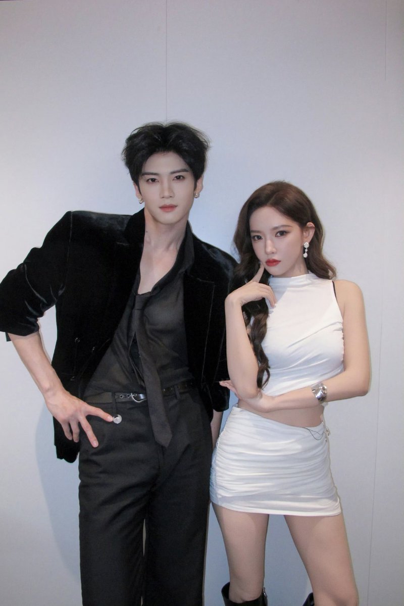 jinnychs's tweet photo. ยัยเฉิงเซียวกับแก๊งต้าเมิ่ง นางบิดเอว จิกกล้อง สู้เลนส์มาก คือยอมแพ้กันไม่ได้เลย ตั้งแต่ปีศาจต้นไหว ยันใต้เท้าจั๋ว 5555555555555555 https://t.co/bIOuvDp5Wg