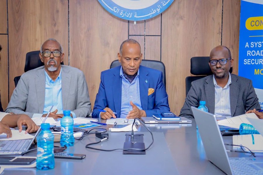 M67119Mena's tweet photo. Koomishaneerka @SoDMA_Somalia @MahamuudMoallim ayaa soo gaba-gabeeyay shir taageero ka helay @unicefsomalia oo looga hadlayay waddada Muqdisho-Baydhabo. Shirka ayaa diirradda saaray sahlida gargaarka iyo xoojinta isku-duwidda amniga. 🚚🛣️🇸🇴 https://t.co/HBwf51ZHSH