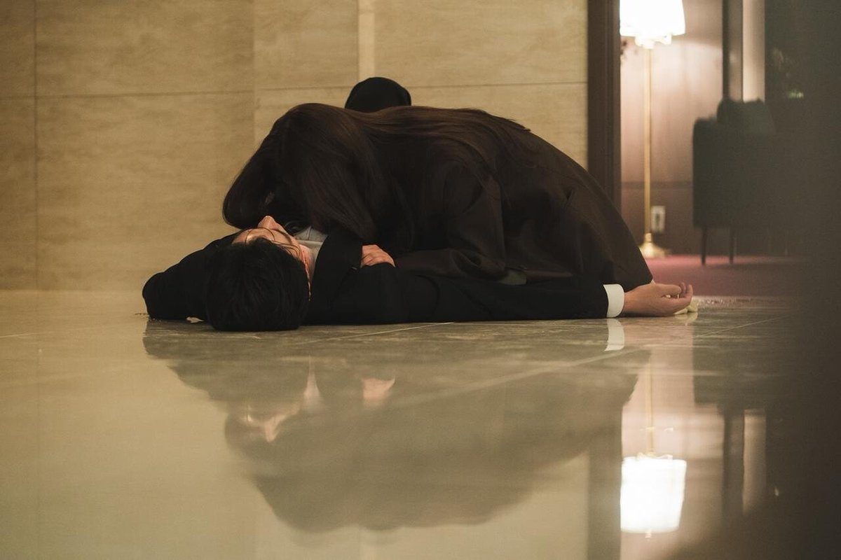 TheAsaDiary's tweet photo. New stills from tonight’s premiere of #DiveIntoYou have been released💔

Kim Ji Yeon’s (Yoon Ha Na) breaks down in tears after Jung Woo Jae (Park Seo Ham) sacrifices himself to protect her during an attack.

The fantasy romance premieres tonight, September 26, at 10:30 PM KST. 🥹 https://t.co/dOKjCvnkFv