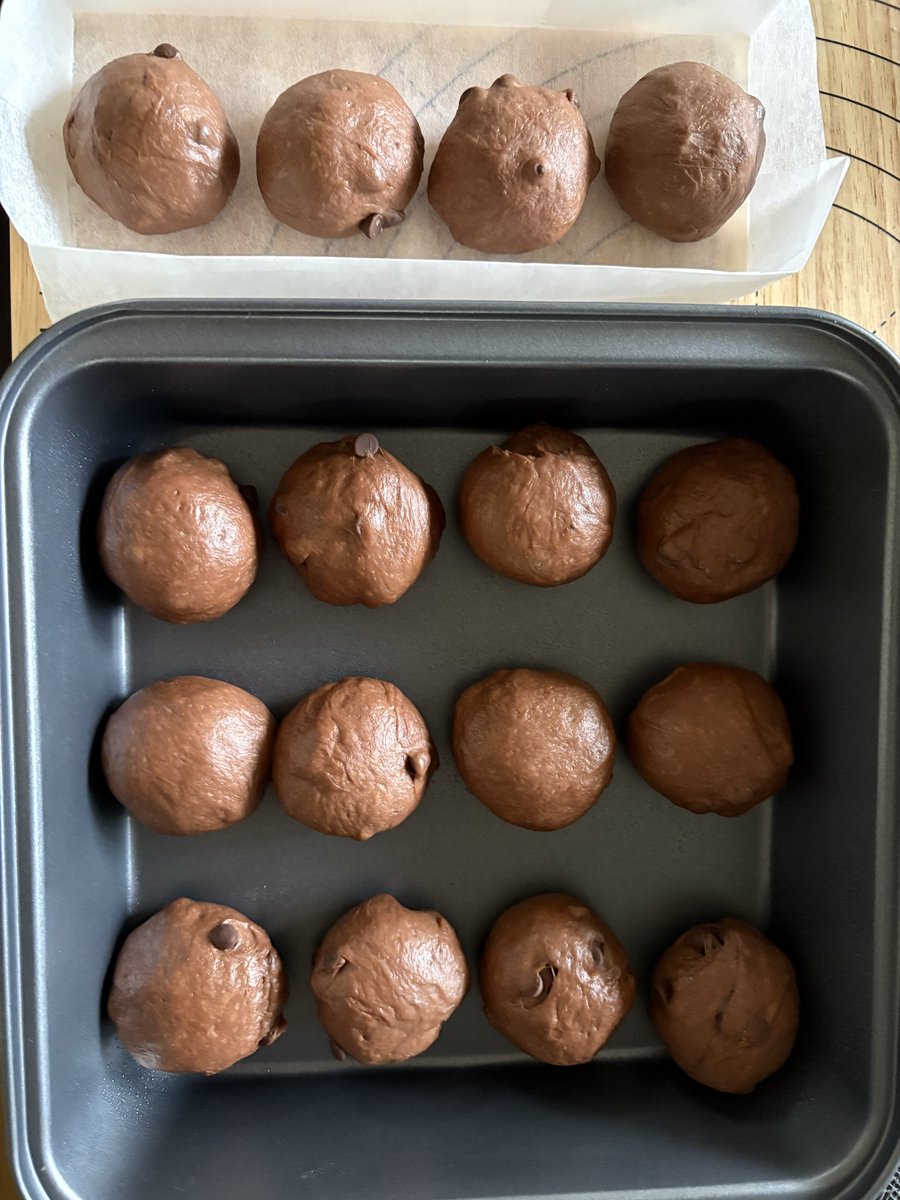 40kintorediet's tweet photo. 教室からの宿題(復習)を作る。チョコチップちぎりパン。
美味しかったけど、最終発酵で布巾が生地にくっついてしまって形が崩れた。
型は一時期バズったダイソーの型。 https://t.co/u3q8eN99Ck