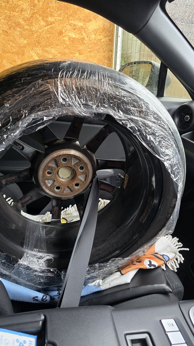 CarMemory's tweet photo. ほら純正ホイール、帰るぞ https://t.co/I86jHureS4