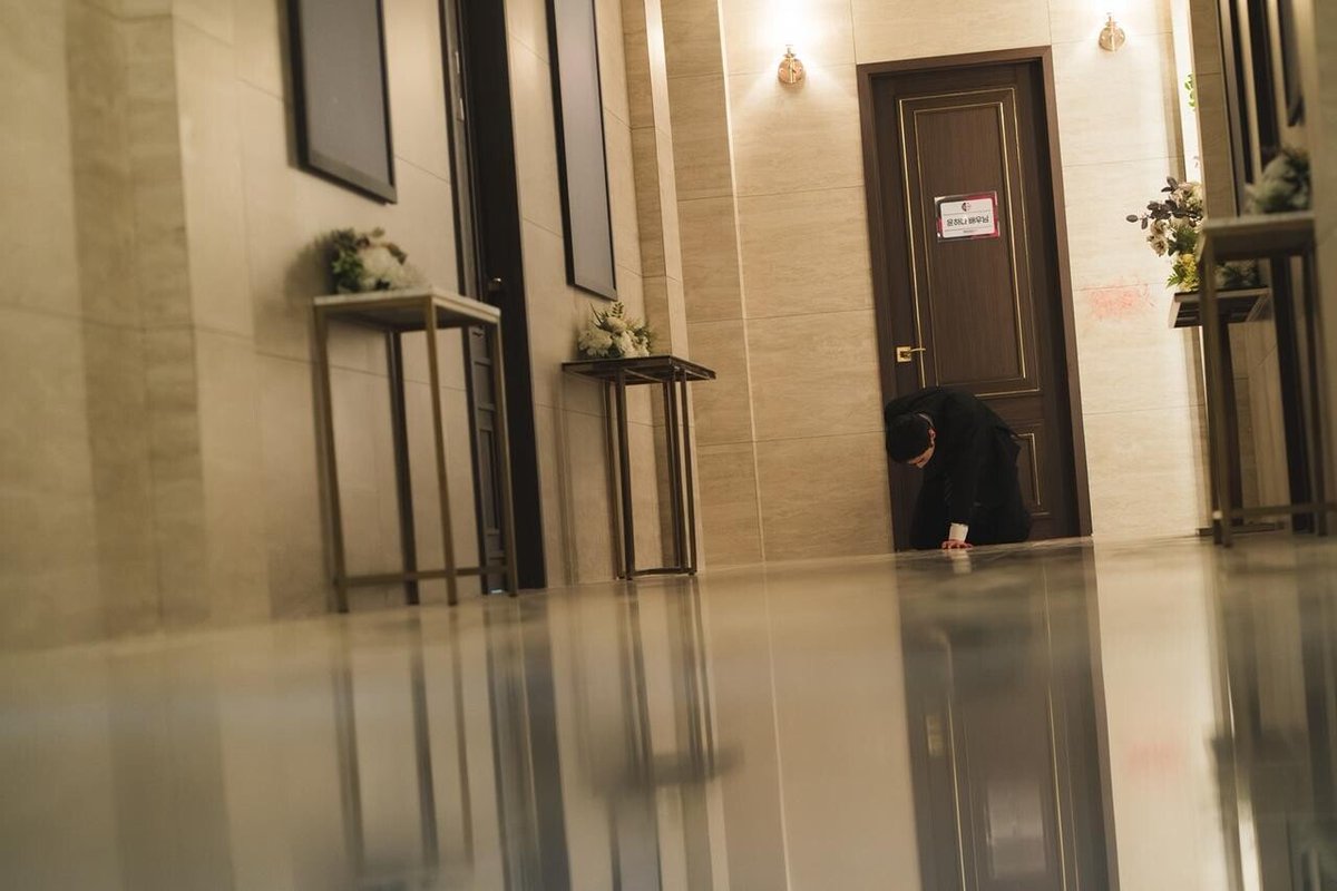 TheAsaDiary's tweet photo. New stills from tonight’s premiere of #DiveIntoYou have been released💔

Kim Ji Yeon’s (Yoon Ha Na) breaks down in tears after Jung Woo Jae (Park Seo Ham) sacrifices himself to protect her during an attack.

The fantasy romance premieres tonight, September 26, at 10:30 PM KST. 🥹 https://t.co/dOKjCvnkFv