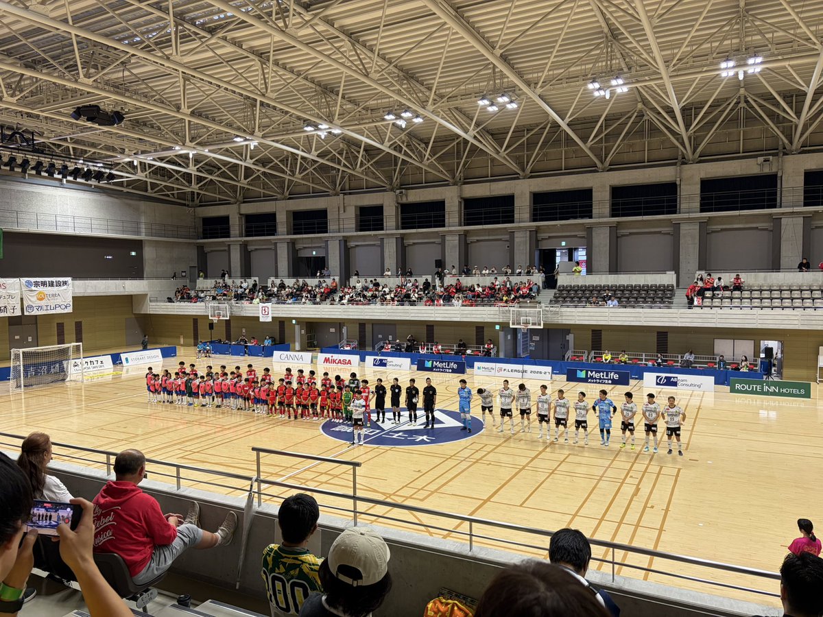 friedoyster19's tweet photo. 本日は三年ぶりくらい2回目の水元総合スポーツセンターでその時と同じく #リガーレヴィア葛飾 対 #ヴォスクオーレ仙台 を観戦。
開幕節で仙台ホームで葛飾が勝って勢いに乗ったように今回もその流れのような展開と結果に・・・ https://t.co/kxkYab9rn3