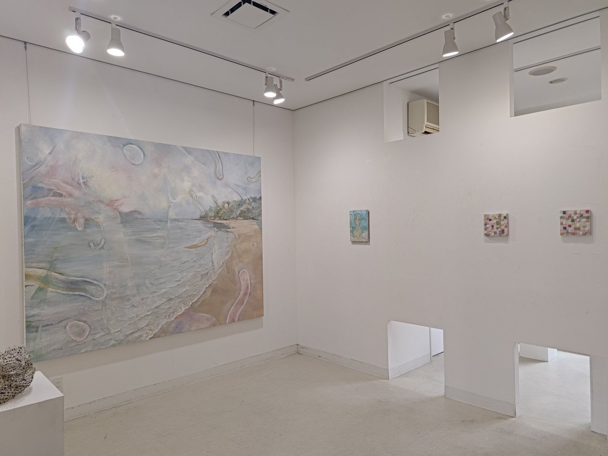 NaoeTOS's tweet photo. ｢urface/consciousness｣は金沢美術工芸出身の3人展でそれぞれ平面や立体作品が展開されていて空間作りがとても気持ちが良い、9/29迄  https://t.co/kSF1UfdIJX https://t.co/SsRRYU9U24