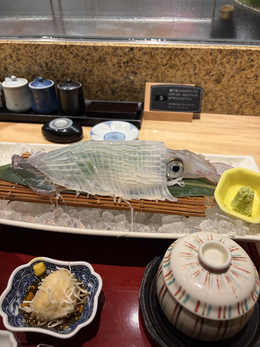 nullpo69's tweet photo. 一応活イカを食べておく https://t.co/810yZOR2r2