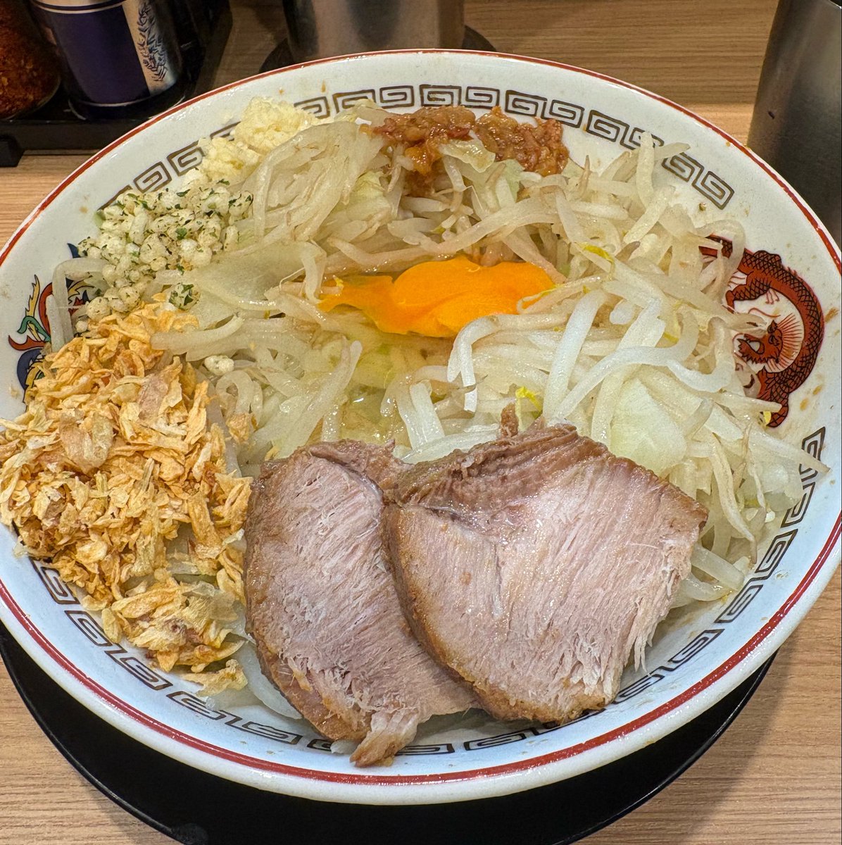 ra__myon's tweet photo. ぷくぷく目当てで🐷へ
なんかほんとに豚まずくなったなー
なんかアブラもマシマシって言ったのになんかケチられててかなしい
この奥行きのない味が結構好きだったはずなのになんかあんまりだったな
店舗によって結構違うのかもね https://t.co/PktEeT90m3