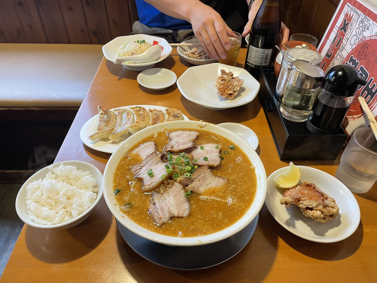bisque_violence's tweet photo. 目の前の人が券売機で瓶ビール二回タッチしてるのみて「いかれてんな」って思いました（晩めっしゃ〜 https://t.co/oL7KfKuuNV