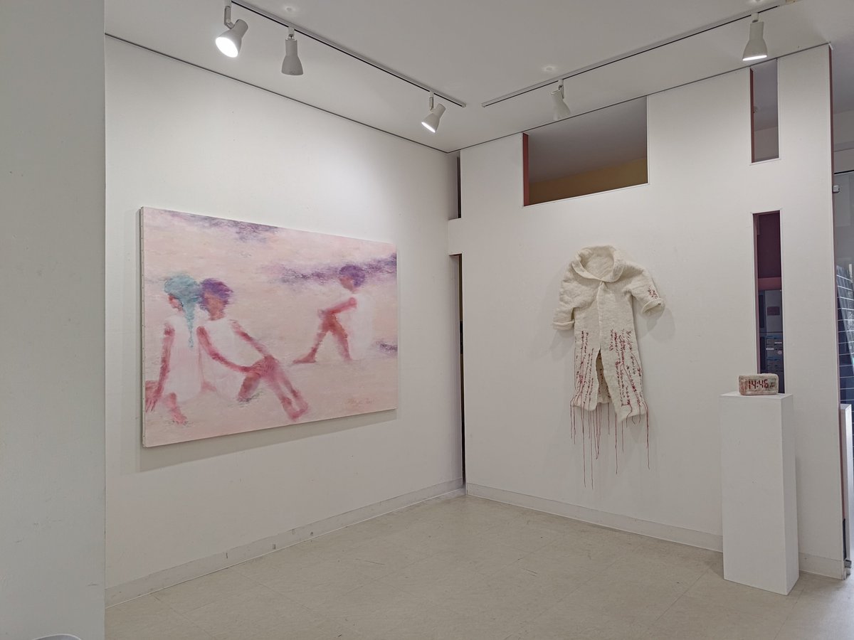 NaoeTOS's tweet photo. ｢urface/consciousness｣は金沢美術工芸出身の3人展でそれぞれ平面や立体作品が展開されていて空間作りがとても気持ちが良い、9/29迄  https://t.co/kSF1UfdIJX https://t.co/SsRRYU9U24