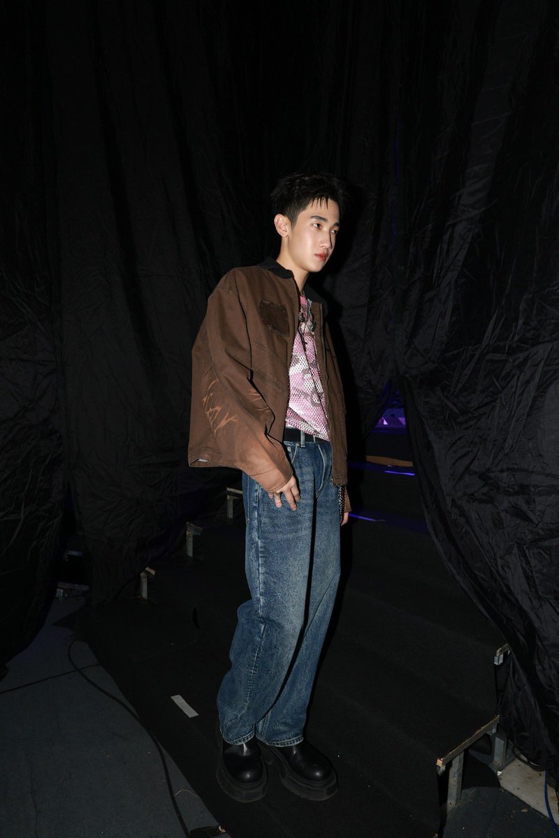 GMMTV's tweet photo. เตรียมคอ รอกรี๊ดพวกเราทั้ง 2 คนด้วยนะครับ อยากเจอทุกคนแล้ว

(Hãy luyện cổ họng để chuẩn bị hò hét cùng 2 đứa mình nhé. Nôn gặp tất cả mọi người lắm rồi.)

#GMMTVFANDAY35
#APFANDAYxVIETNAM
#GMMTV https://t.co/4edkWDuGgJ