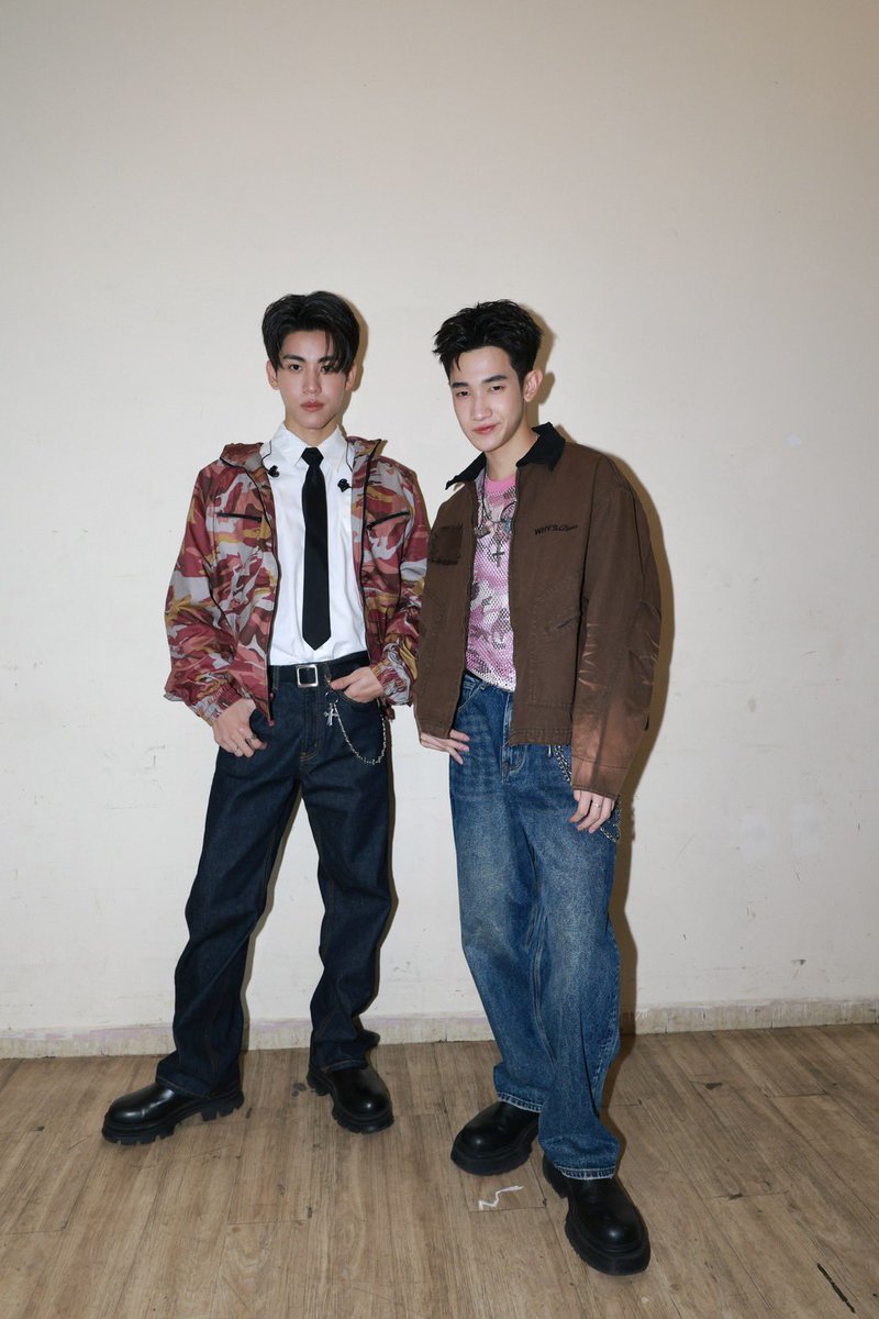 GMMTV's tweet photo. เตรียมคอ รอกรี๊ดพวกเราทั้ง 2 คนด้วยนะครับ อยากเจอทุกคนแล้ว

(Hãy luyện cổ họng để chuẩn bị hò hét cùng 2 đứa mình nhé. Nôn gặp tất cả mọi người lắm rồi.)

#GMMTVFANDAY35
#APFANDAYxVIETNAM
#GMMTV https://t.co/4edkWDuGgJ