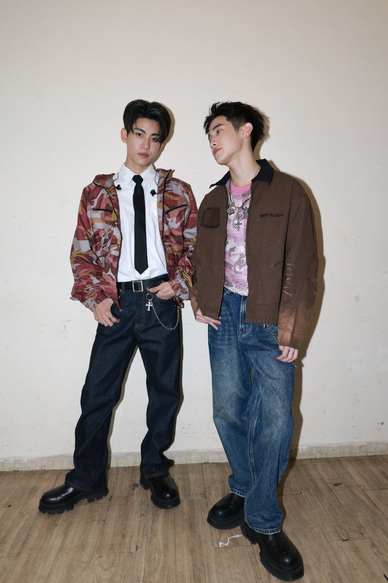 GMMTV's tweet photo. เตรียมคอ รอกรี๊ดพวกเราทั้ง 2 คนด้วยนะครับ อยากเจอทุกคนแล้ว

(Hãy luyện cổ họng để chuẩn bị hò hét cùng 2 đứa mình nhé. Nôn gặp tất cả mọi người lắm rồi.)

#GMMTVFANDAY35
#APFANDAYxVIETNAM
#GMMTV https://t.co/4edkWDuGgJ