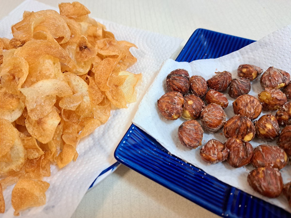 nekojuggler's tweet photo. 雨で予定の無くなった只のおじさんは、先日拾った山栗を美味しく頂きました。レンチンよりも素揚げが美味しかったです。ポテトチップスも作りましたよ。
#おじさん日記
#山栗の素揚げ
#ポテトチップス https://t.co/2Z4NHgfShv