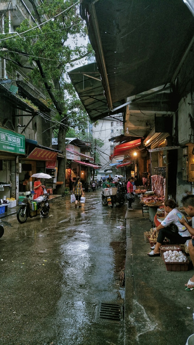 lockyle918256's tweet photo. A sudden rain left the old street wet u0026 shiny—teenagers chasing puddles, a barista rolling out crates, tiny joys hit like a soft breeze.， https://t.co/XysrtidfPo