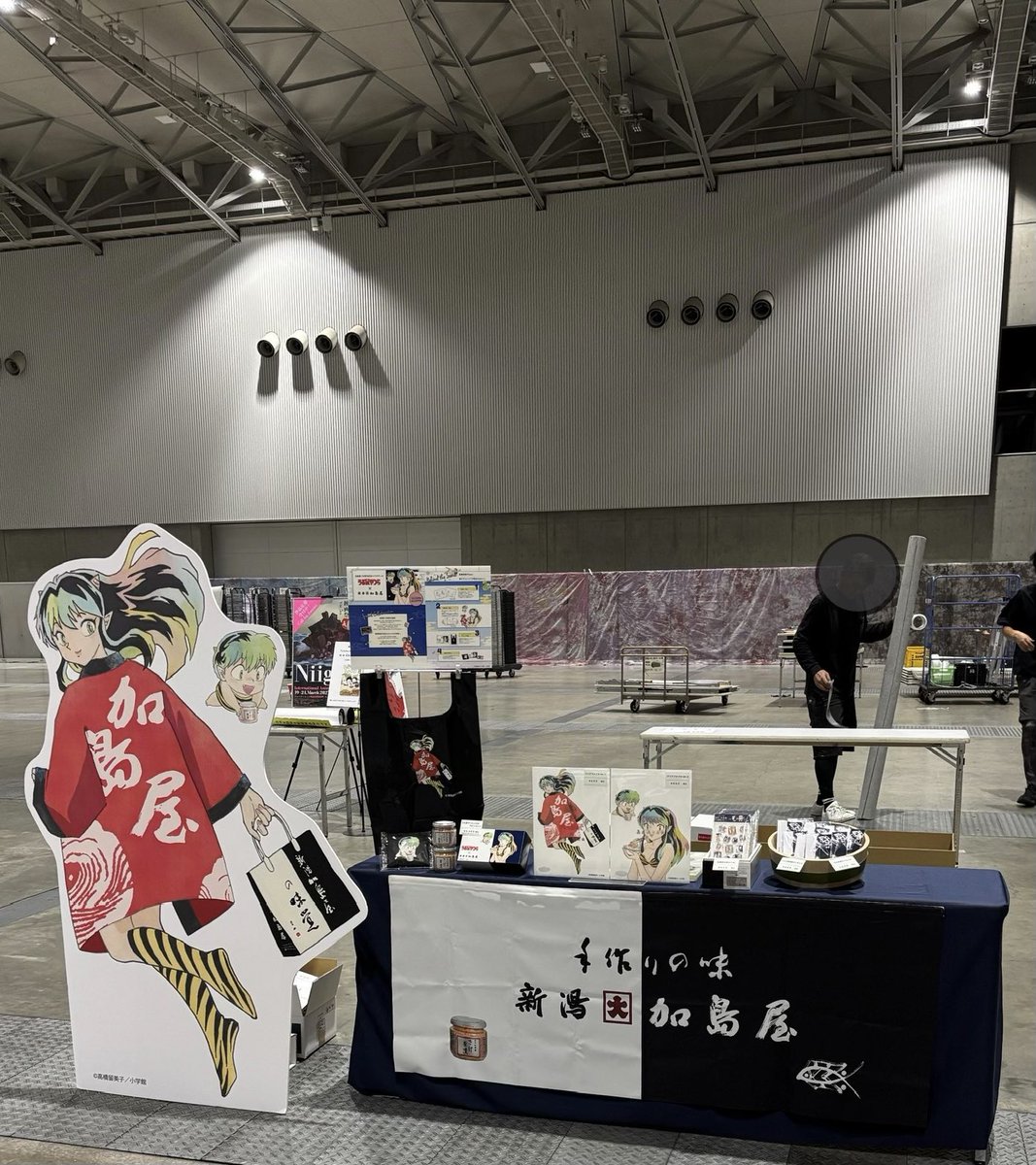 e_Kashimaya's tweet photo. 加島屋ブース出展準備完了‼️
＼ #ガタケット185 ／in朱鷺メッセ🤓

⚡うる星やつらコラボ中ビンセット
⚡コラボクリアファイルver.1
⚡コラボクリアファイルver.2

販売しますのでぜひ実物ご覧になってみてください♪
そして…
あの子の等身大パネルも連れて行きますので、一緒にお写真どうぞ〜😉💕 https://t.co/xhgU3X3rwa