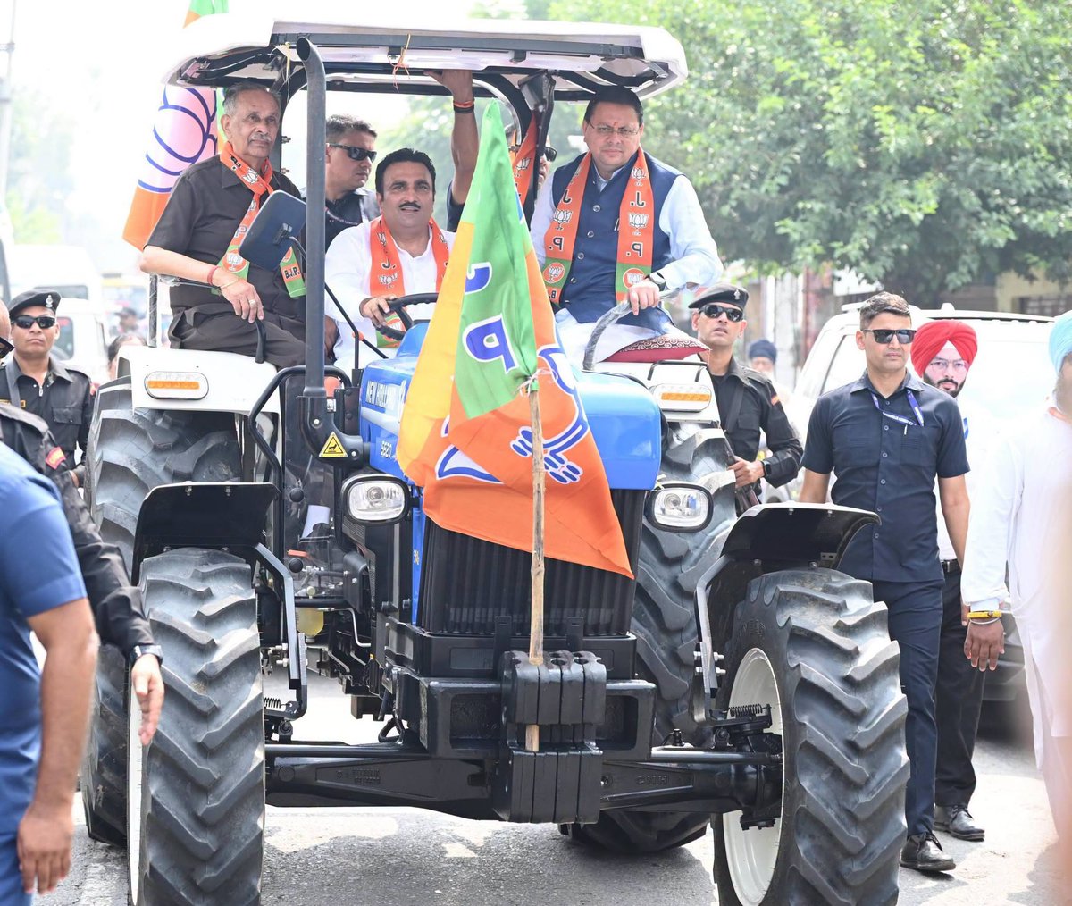 pushkardhami's tweet photo. पंजाब के होशियारपुर ग्रामीण, मुकेरियां में नशा मुक्त पंजाब यात्रा के तहत आयोजित विशाल रैली में शामिल हुआ और जनसभा को संबोधित किया।

पंजाब की जनता ने जिस भरोसे के साथ आम आदमी पार्टी को सत्ता सौंपी थी, उस भरोसे के साथ खिलवाड़ हुआ है। आज प्रदेश में नशे की समस्या गंभीर चिंता का विषय बनी हुई है। नशे की गिरफ्त में फंसकर पंजाब के युवा अपना भविष्य बर्बाद कर रहे हैं, वहीं माता-पिता की वर्षों की मेहनत और अपने बच्चों के उज्ज्वल भविष्य के सपने भी टूट रहे हैं।