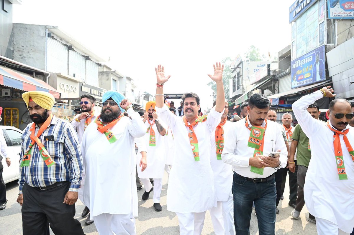pushkardhami's tweet photo. पंजाब के होशियारपुर ग्रामीण, मुकेरियां में नशा मुक्त पंजाब यात्रा के तहत आयोजित विशाल रैली में शामिल हुआ और जनसभा को संबोधित किया।

पंजाब की जनता ने जिस भरोसे के साथ आम आदमी पार्टी को सत्ता सौंपी थी, उस भरोसे के साथ खिलवाड़ हुआ है। आज प्रदेश में नशे की समस्या गंभीर चिंता का विषय बनी हुई है। नशे की गिरफ्त में फंसकर पंजाब के युवा अपना भविष्य बर्बाद कर रहे हैं, वहीं माता-पिता की वर्षों की मेहनत और अपने बच्चों के उज्ज्वल भविष्य के सपने भी टूट रहे हैं।