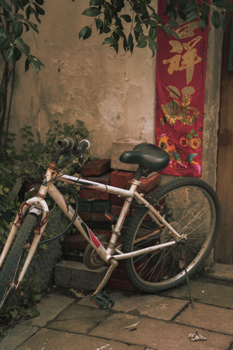 wayneamir328873's tweet photo. Just chanced upon this sun-dappled alley corner, where a vintage bike leans against a graffiti’d wall and the air smells like nearby coffee. Perfect little city moment. https://t.co/VAFyzaewAQ