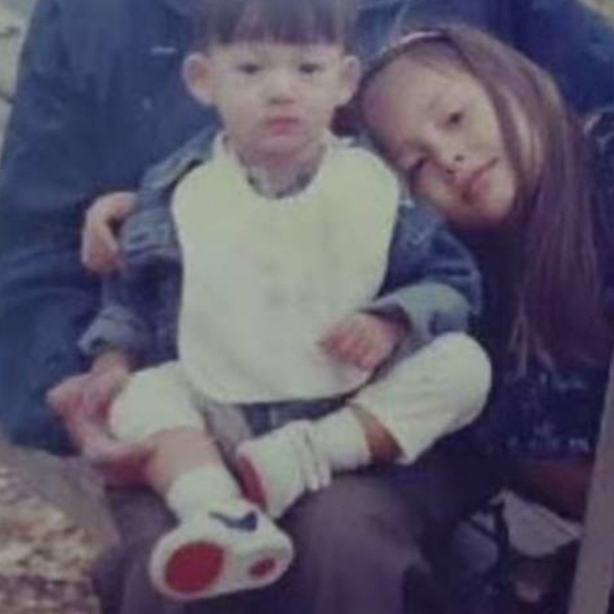 J_RG31's tweet photo. Iwas looking at pictures of Gawin when he was achild and Idecided to search for pictures Joss then Inoticed that they were wearing the same shoes in colors that if you put them together the missing part would be complete is this fate😭
#จอสกวิน #JossGawin 
#JossWayar #GawinCaskey https://t.co/LufvIpUsoL