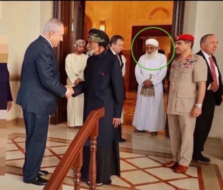 Almwhd3394A's tweet photo. و أنا أقلب منصة X وجدت صورة مفتراه معمولة بالذكاء الاصطناعي و أي عماني يتأمل الصورة يدرك أنها مكذوبة عليه حتى أنني قبل أن أرى الصورة الأصلية و لعل الله فضح صاحب هذه الصورة بأنه لا يعرف اللباس العماني و الا كيف يلبس شال مع عمامة فإنه معروف أن الشال مع المصر و بعدها رأيت الحقيقة https://t.co/3LMDHsQtCb