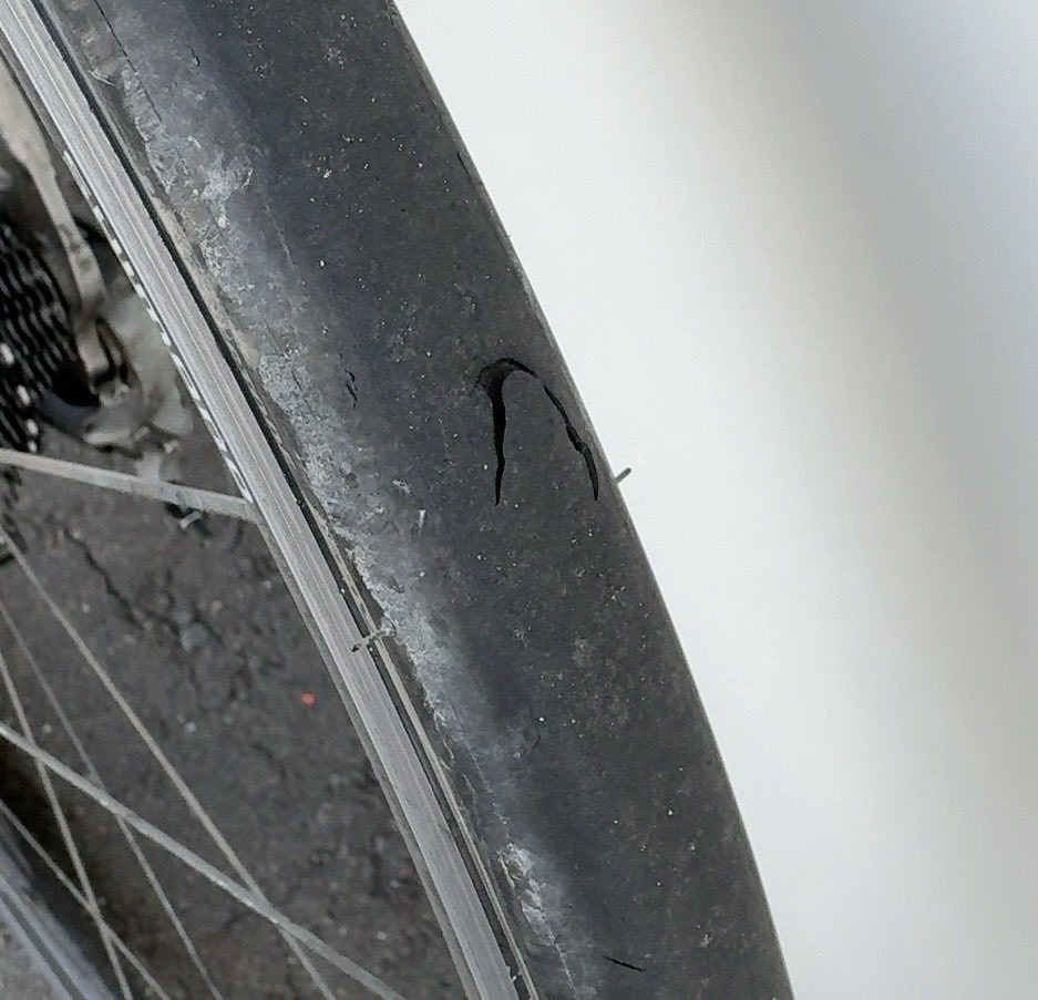 moru3's tweet photo. 今日は50km出先で、同行者のタイヤがこんなことになっていることが発覚していた。なんかこのまま完走できた。R2X強い。 https://t.co/JsKaUIhCd5