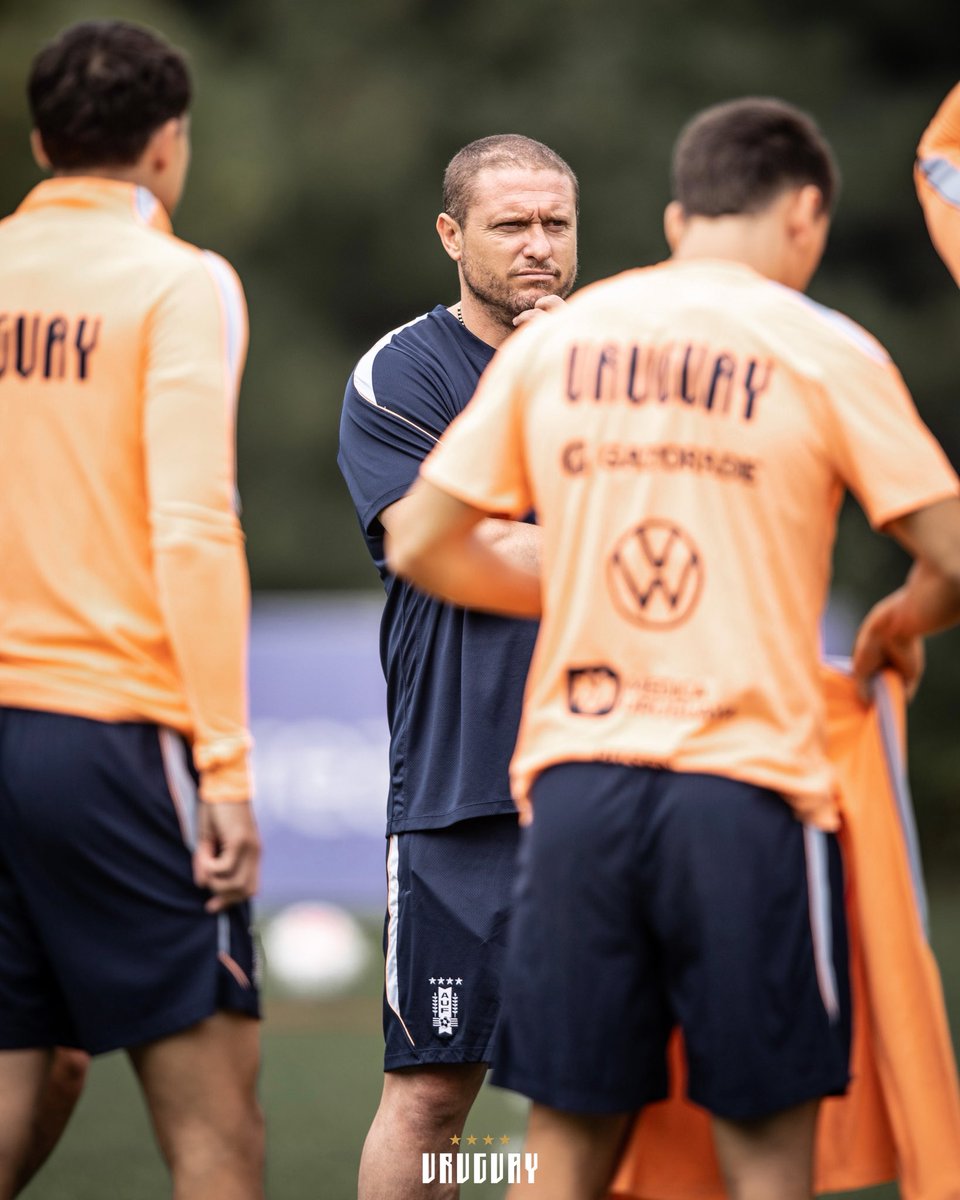 Uruguay's tweet photo. Sábado de entrenamiento en Seúl 🇰🇷 https://t.co/cnYgZC2cUx
