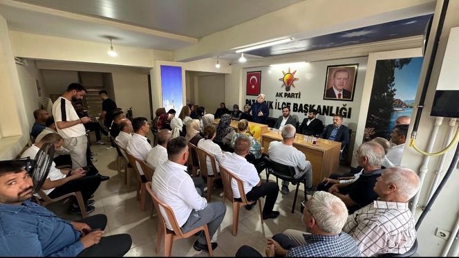 AkKahramanmaras's tweet photo. 📍#Pazarcık

Milletvekilimiz Dr.Tuba Köksal, İl Yönetim Kurulu Üyemiz Mehmet Sandaloğlu, Pazarcık İlçe Başkanımız Halit Karabudak ve Teşkilatımız;

📌 AK Parti Pazarcık İlçe Başkanlığımızda teşkilatımızla bir araya gelerek 3 Kademe Genişletilmiş İlçe Yönetim Kurulu Toplantısı,
📌 Kahraman Gazilerimiz Mehmet Baban ve Mehmet Karaböcek’i ziyaret ve
📌 Şehidimiz Mustafa Katırlı’nın kıymetli ailesini ziyaret ederek, şehit babamız Ali Katırlı’ya ve annemize Cumhurbaşkanımız Sayın @RTErdogan ’ın selamlarını ilettiler.

#AKPARTİ
#Kahramanmaraş 🇹🇷