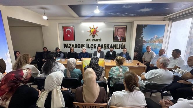 AkKahramanmaras's tweet photo. 📍#Pazarcık

Milletvekilimiz Dr.Tuba Köksal, İl Yönetim Kurulu Üyemiz Mehmet Sandaloğlu, Pazarcık İlçe Başkanımız Halit Karabudak ve Teşkilatımız;

📌 AK Parti Pazarcık İlçe Başkanlığımızda teşkilatımızla bir araya gelerek 3 Kademe Genişletilmiş İlçe Yönetim Kurulu Toplantısı,
📌 Kahraman Gazilerimiz Mehmet Baban ve Mehmet Karaböcek’i ziyaret ve
📌 Şehidimiz Mustafa Katırlı’nın kıymetli ailesini ziyaret ederek, şehit babamız Ali Katırlı’ya ve annemize Cumhurbaşkanımız Sayın @RTErdogan ’ın selamlarını ilettiler.

#AKPARTİ
#Kahramanmaraş 🇹🇷