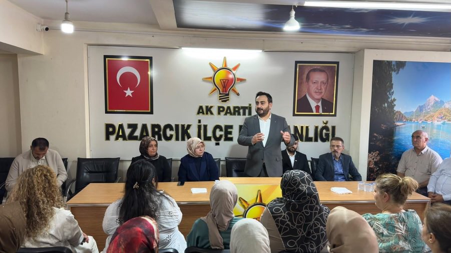 AkKahramanmaras's tweet photo. 📍#Pazarcık

Milletvekilimiz Dr.Tuba Köksal, İl Yönetim Kurulu Üyemiz Mehmet Sandaloğlu, Pazarcık İlçe Başkanımız Halit Karabudak ve Teşkilatımız;

📌 AK Parti Pazarcık İlçe Başkanlığımızda teşkilatımızla bir araya gelerek 3 Kademe Genişletilmiş İlçe Yönetim Kurulu Toplantısı,
📌 Kahraman Gazilerimiz Mehmet Baban ve Mehmet Karaböcek’i ziyaret ve
📌 Şehidimiz Mustafa Katırlı’nın kıymetli ailesini ziyaret ederek, şehit babamız Ali Katırlı’ya ve annemize Cumhurbaşkanımız Sayın @RTErdogan ’ın selamlarını ilettiler.

#AKPARTİ
#Kahramanmaraş 🇹🇷
