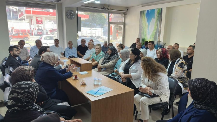 AkKahramanmaras's tweet photo. 📍#Pazarcık

Milletvekilimiz Dr.Tuba Köksal, İl Yönetim Kurulu Üyemiz Mehmet Sandaloğlu, Pazarcık İlçe Başkanımız Halit Karabudak ve Teşkilatımız;

📌 AK Parti Pazarcık İlçe Başkanlığımızda teşkilatımızla bir araya gelerek 3 Kademe Genişletilmiş İlçe Yönetim Kurulu Toplantısı,
📌 Kahraman Gazilerimiz Mehmet Baban ve Mehmet Karaböcek’i ziyaret ve
📌 Şehidimiz Mustafa Katırlı’nın kıymetli ailesini ziyaret ederek, şehit babamız Ali Katırlı’ya ve annemize Cumhurbaşkanımız Sayın @RTErdogan ’ın selamlarını ilettiler.

#AKPARTİ
#Kahramanmaraş 🇹🇷
