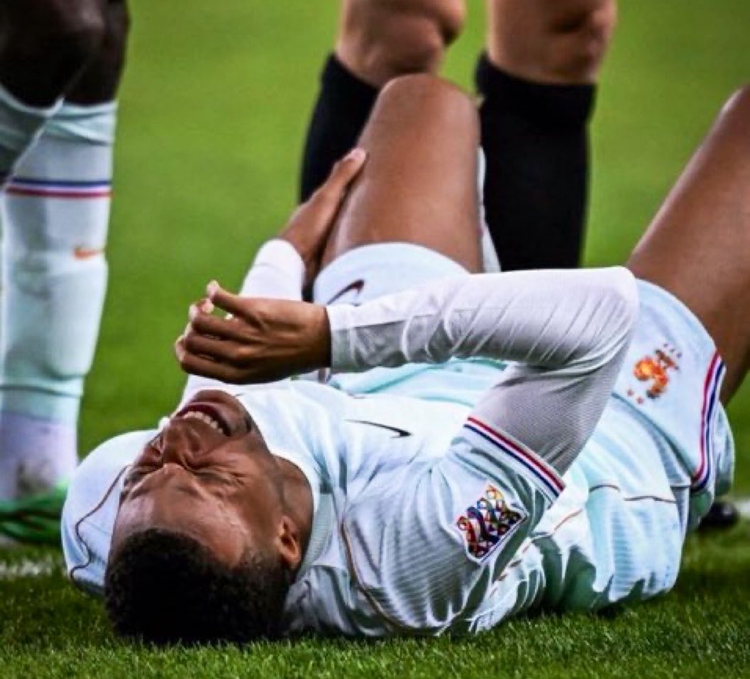 nokai's tweet photo. 🚨 QUE ALGUNOS MADRIDISTAS CELEBREN LO MISMO QUE LOS CULÉS DICE MUCHO

Mbappé se ha lesionado con Francia. Zidane advierte de que «no pinta bien» y Kylian vuelve a Madrid para recuperarse.

Puedes criticar su juego todo lo que quieras. Pero alegrarte de la lesión de un jugador del REAL MADRID y coincidir en eso con quienes desean vernos perder… yo no lo entiendo.

Ojalá vuelva pronto, Kiki. 🤍
