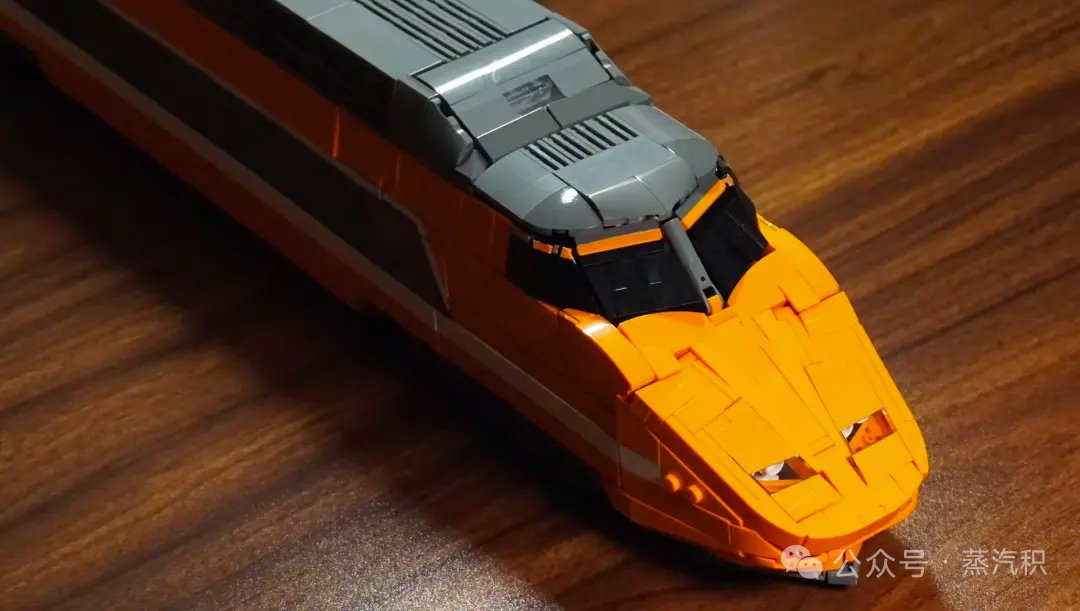 ziyu_zhang51054's tweet photo. The legendary TGV 001, recreated in LEGO by Biti.
Built at 9-wide scale, this model captures the unmistakable 1970s turbine train — and even features a working 3-speed gearbox.

#LEGO #LEGOTrain #LEGOMOC #BrickTrain #TGV #TGV001 #SNCF #FrenchRailways #HighSpeedRail #TrainMOC https://t.co/TIgqWGx9oC