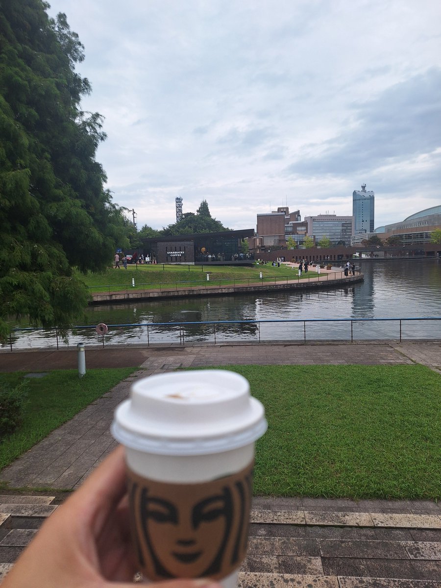 MinstructorS_82's tweet photo. 世界一美しいらしいスタバでラテを購入しまったり。環水公園から雨晴海岸までの案内表示が。今日はコスプレイヤーが多かった！ https://t.co/vzjJuE6Ec3