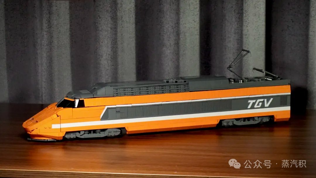 ziyu_zhang51054's tweet photo. The legendary TGV 001, recreated in LEGO by Biti.
Built at 9-wide scale, this model captures the unmistakable 1970s turbine train — and even features a working 3-speed gearbox.

#LEGO #LEGOTrain #LEGOMOC #BrickTrain #TGV #TGV001 #SNCF #FrenchRailways #HighSpeedRail #TrainMOC https://t.co/TIgqWGx9oC