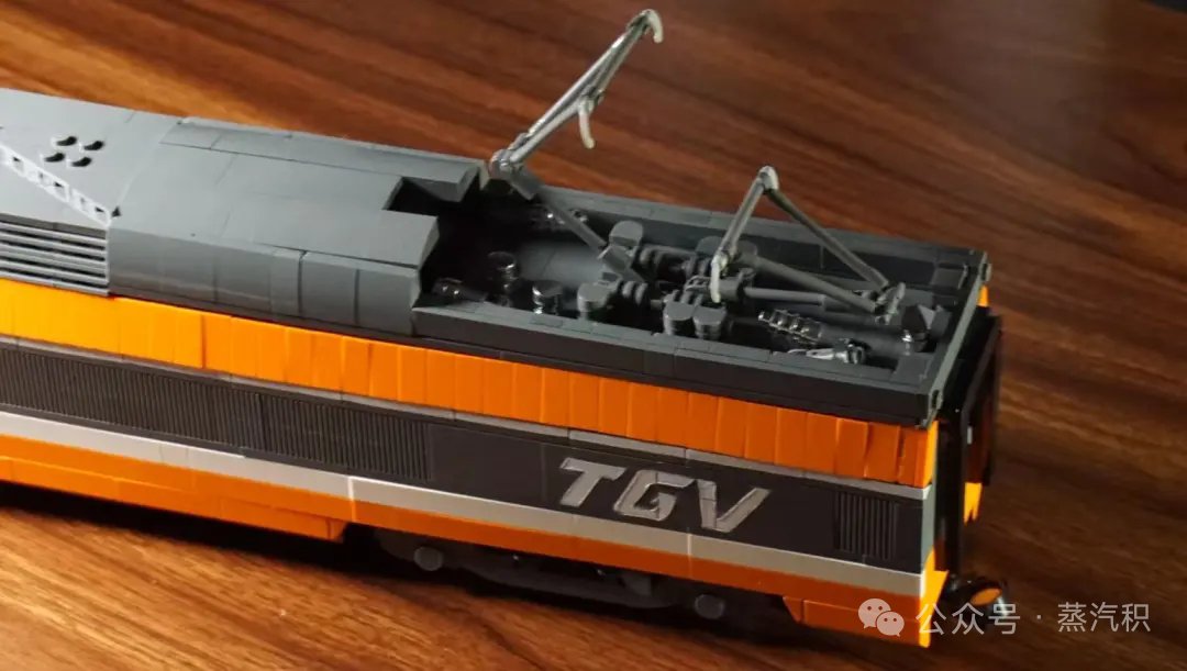ziyu_zhang51054's tweet photo. The legendary TGV 001, recreated in LEGO by Biti.
Built at 9-wide scale, this model captures the unmistakable 1970s turbine train — and even features a working 3-speed gearbox.

#LEGO #LEGOTrain #LEGOMOC #BrickTrain #TGV #TGV001 #SNCF #FrenchRailways #HighSpeedRail #TrainMOC https://t.co/TIgqWGx9oC