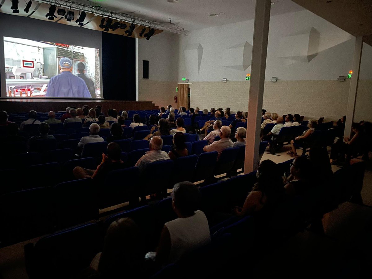 Juli_Esteve's tweet photo. Un centenar de veïns/es de Miramar vingueren ahir a vore el nostre documental sobre l'emigració a Nova York. Alguns eren descendents dels 42 valents del poble que el 1920 van buscar allà un futur que ací no tenien. Gràcies per tant de coratge i gràcies a la gent per assistir-hi. https://t.co/LVbwhbJbYY