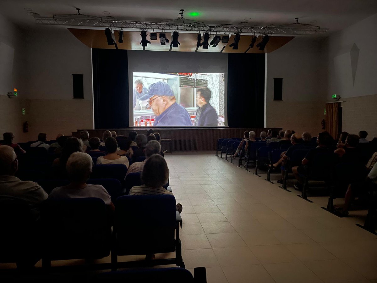 Juli_Esteve's tweet photo. Un centenar de veïns/es de Miramar vingueren ahir a vore el nostre documental sobre l'emigració a Nova York. Alguns eren descendents dels 42 valents del poble que el 1920 van buscar allà un futur que ací no tenien. Gràcies per tant de coratge i gràcies a la gent per assistir-hi. https://t.co/LVbwhbJbYY