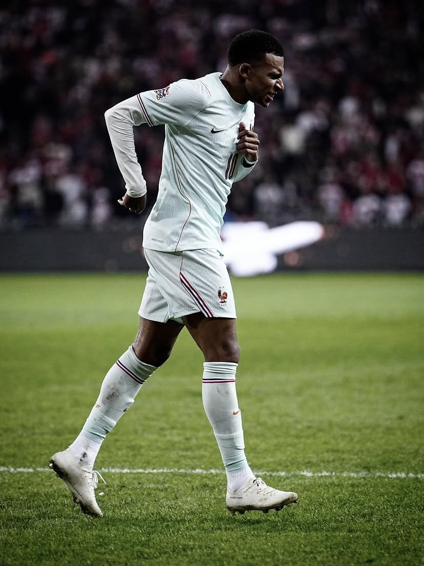 Fanmbappe11's tweet photo. Kylian Mbappé. Ballon d’Or loading… ⏳🏆 https://t.co/GaVGloX7tz