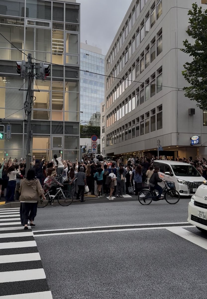 potchangtravel's tweet photo. きのう明治通りに大行列ができていたので、HUMAN MADEってインバウンドさんに大人気なんや！と思っていたらJ-HOPEさんがいらしていたんですね https://t.co/3kYO8WYcRp