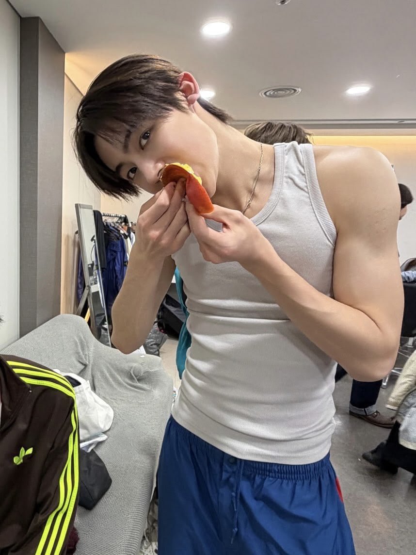 walalla0320's tweet photo. 아니 엄성혅 팔이 대체 뭐 그리 대단하다고 다들 난리임? 난 진짜 너무 이해가    돼. https://t.co/221NJREouu
