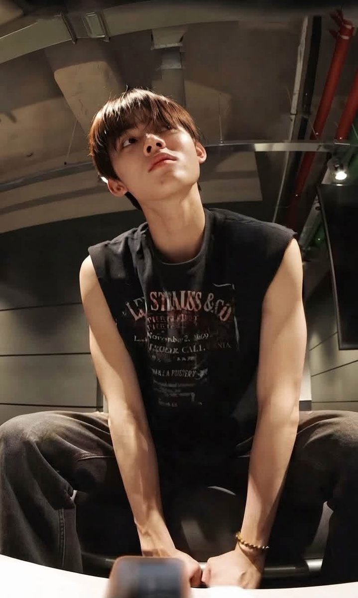walalla0320's tweet photo. 아니 엄성혅 팔이 대체 뭐 그리 대단하다고 다들 난리임? 난 진짜 너무 이해가    돼. https://t.co/221NJREouu