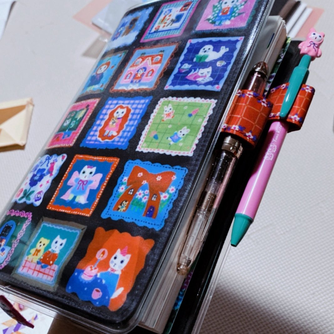 n_m_0924_'s tweet photo. 北岸由美さんのほぼ日カズンのカバーにはMDノートをいれてなんでも貼り付け帳にしてる꒰ᐢ ᵒ̴̶̷̤  ᵒ̴̶̷̤ ᐢ꒱ 読み返すのが楽しいから続けていきたい手帳ナンバーワンです🫶
貼り付けだけでも真っ直ぐ貼りたいので無地より方眼が好き  #ほぼ日カズン  #ほぼ日  #北岸由美  #MDノート https://t.co/diBSHX64y4