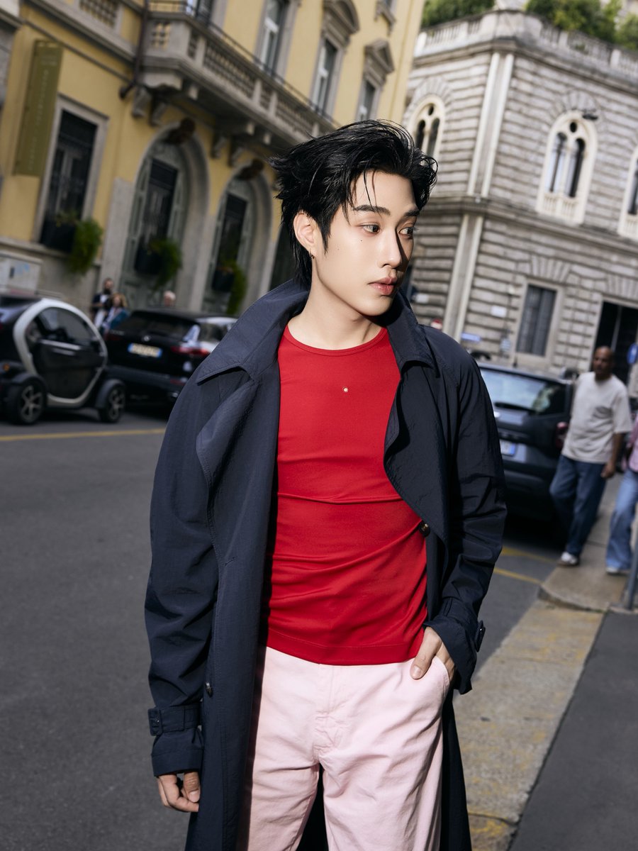Siam_Paragon's tweet photo. เติ้ล มติมันท์ (@TLE_mtm) ปรากฏตัวในฐานะแขกคนสำคัญของแฟชั่นโชว์ Moschino ประจำฤดูกาลใบไม้ผลิ/ฤดูร้อน 2027 ณ Milan Fashion Week

โดยเติ้ลมาในลุคจากรันเวย์ SS27 ของ Moschino และโชว์นี้ถือเป็นจุดเปลี่ยนสำคัญเพราะเป็นการเปิดตัวคอลเลกชันแรกอย่างเป็นทางการของ Loris Messina และ Simone Rizzo ในตำแหน่งผู้อำนวยการฝ่ายสร้างสรรค์ร่วมคนใหม่ของแบรนด์

เติ้ลสวมเสื้อโค้ทยาวสีดำทับเสื้อยืดสีแดง จับคู่กับกางเกงขายาวสีชมพูอ่อน การเล่นสีที่จัดจ้านแต่ยังคงความชิคแบบ Moschino สะท้อนให้เห็นว่าดีเอ็นเอดั้งเดิมของแบรนด์ยังคงอยู่ แม้จะอยู่ภายใต้การนำทีมของดีไซเนอร์คนใหม่

สัมผัสสไตล์ของ Moschino ได้แล้ววันนี้ที่ Paragon Department Store, ชั้น 1, สยามพารากอน
 TLE FIRSTONE AT MFW 2027 
#Moschino 
#MoschinoSS27 
#MOSCHINOSS27xTLEFIRSTONE
#TLE_mtm #TleFirstone
#SiamParagon