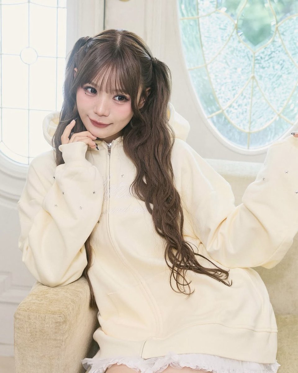 meroir_official's tweet photo. 【 受注販売決定 】
ご好評につき、下記アイテムの受注販売が決定いたしました🤎

◾対象商品
lace logo zipup hoodie
カラー：BUTTER / GRAY / CHARCOAL

◾受注期間
9/26(土)18:00~9/27(日)23:59

◾お届け時期
11月上旬〜 11月中旬順次発送

https://t.co/J3sScuMbSO

#meroir #ミーロワール https://t.co/h7TD5P9gtB
