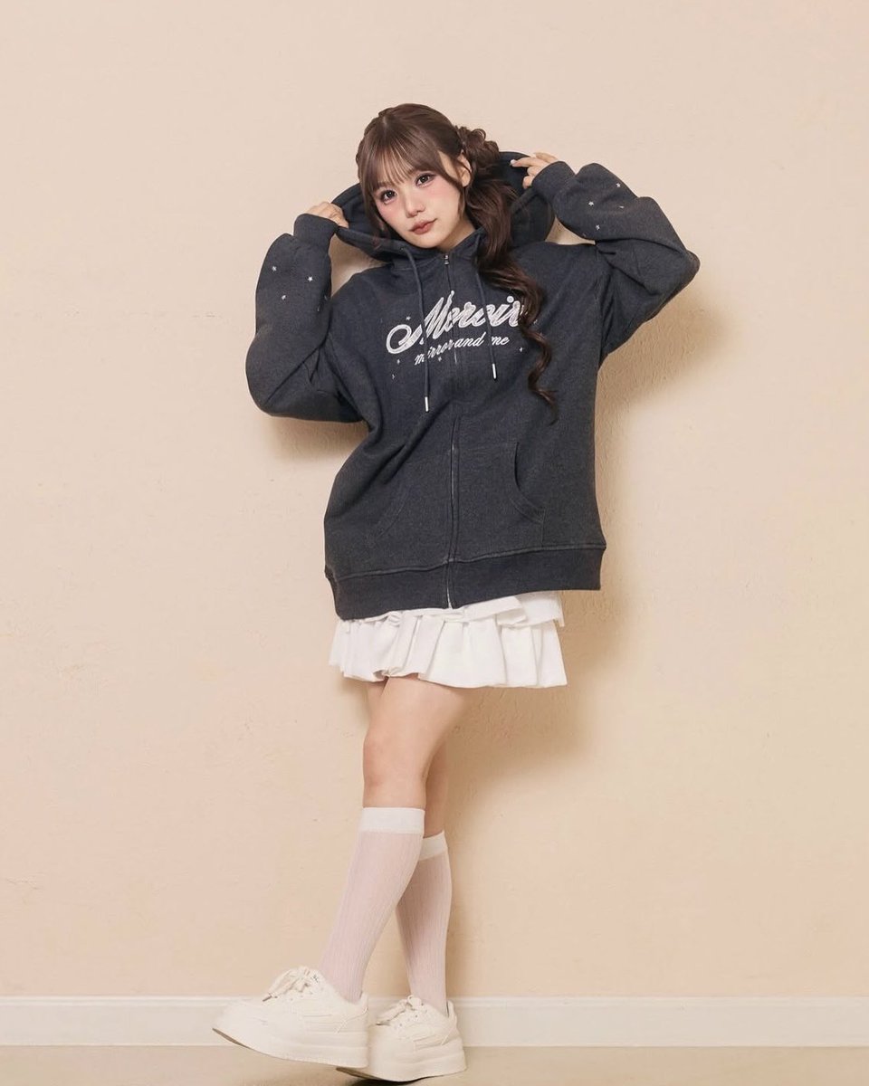 meroir_official's tweet photo. 【 受注販売決定 】
ご好評につき、下記アイテムの受注販売が決定いたしました🤎

◾対象商品
lace logo zipup hoodie
カラー：BUTTER / GRAY / CHARCOAL

◾受注期間
9/26(土)18:00~9/27(日)23:59

◾お届け時期
11月上旬〜 11月中旬順次発送

https://t.co/J3sScuMbSO

#meroir #ミーロワール https://t.co/h7TD5P9gtB