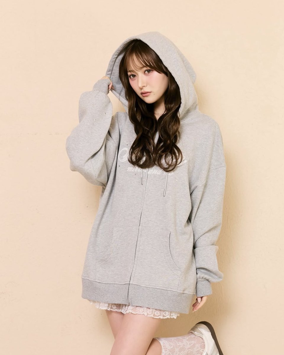 meroir_official's tweet photo. 【 受注販売決定 】
ご好評につき、下記アイテムの受注販売が決定いたしました🤎

◾対象商品
lace logo zipup hoodie
カラー：BUTTER / GRAY / CHARCOAL

◾受注期間
9/26(土)18:00~9/27(日)23:59

◾お届け時期
11月上旬〜 11月中旬順次発送

https://t.co/J3sScuMbSO

#meroir #ミーロワール https://t.co/h7TD5P9gtB