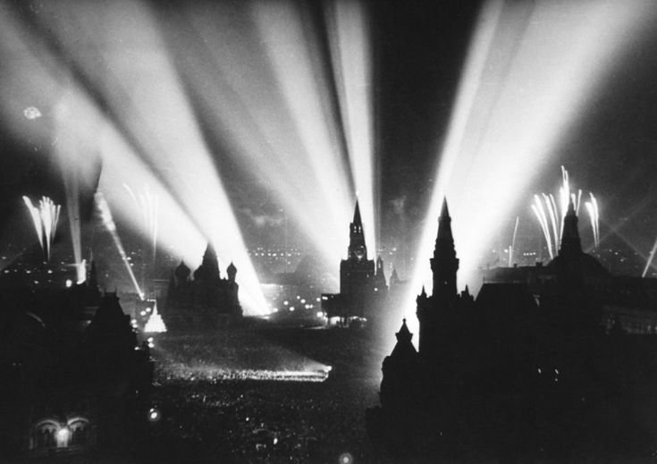 Kozzist's tweet photo. Moscow, 1945 victory celebrations at night https://t.co/0dP2aSLOYM