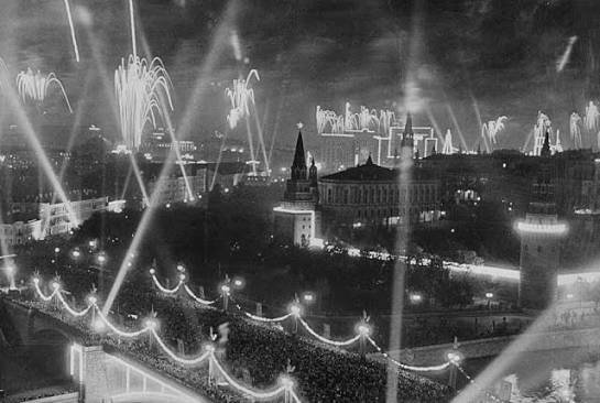 Kozzist's tweet photo. Moscow, 1945 victory celebrations at night https://t.co/0dP2aSLOYM
