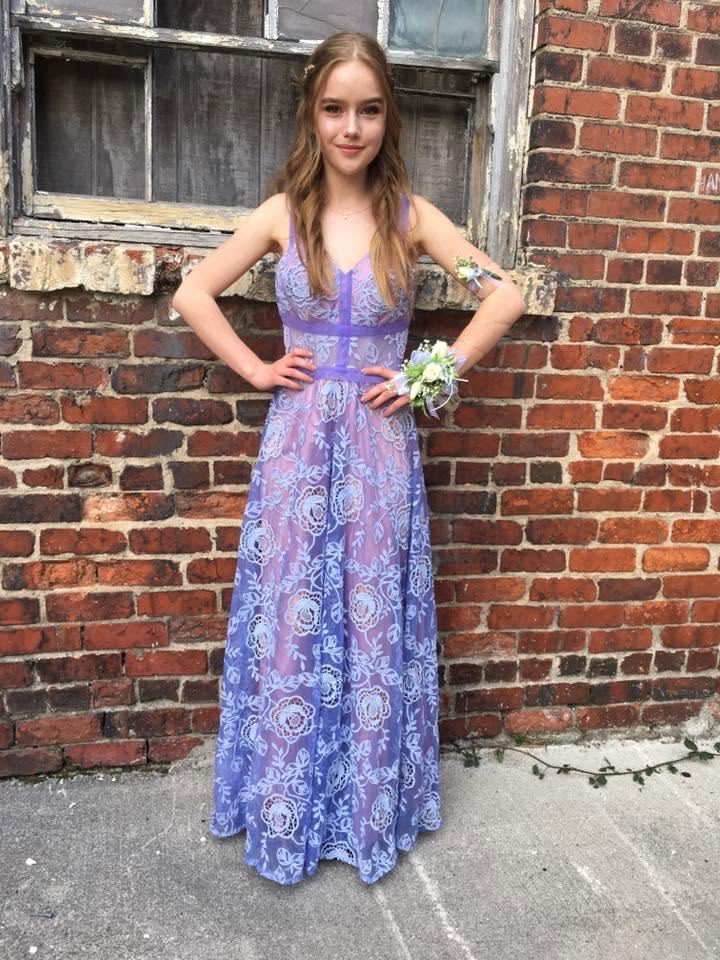 wowoowow__'s tweet photo. 아멜리 in prom dress https://t.co/hCLjgzWOv0